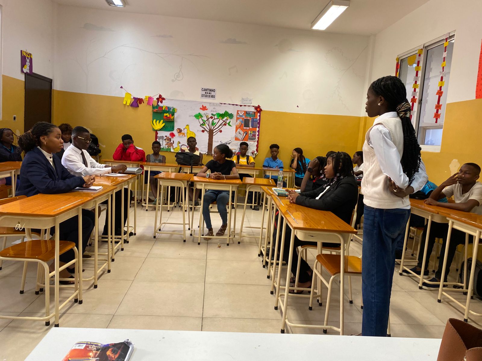 Realização de Aula Prática de Educação Moral e Cívica – 7.ª Classe.